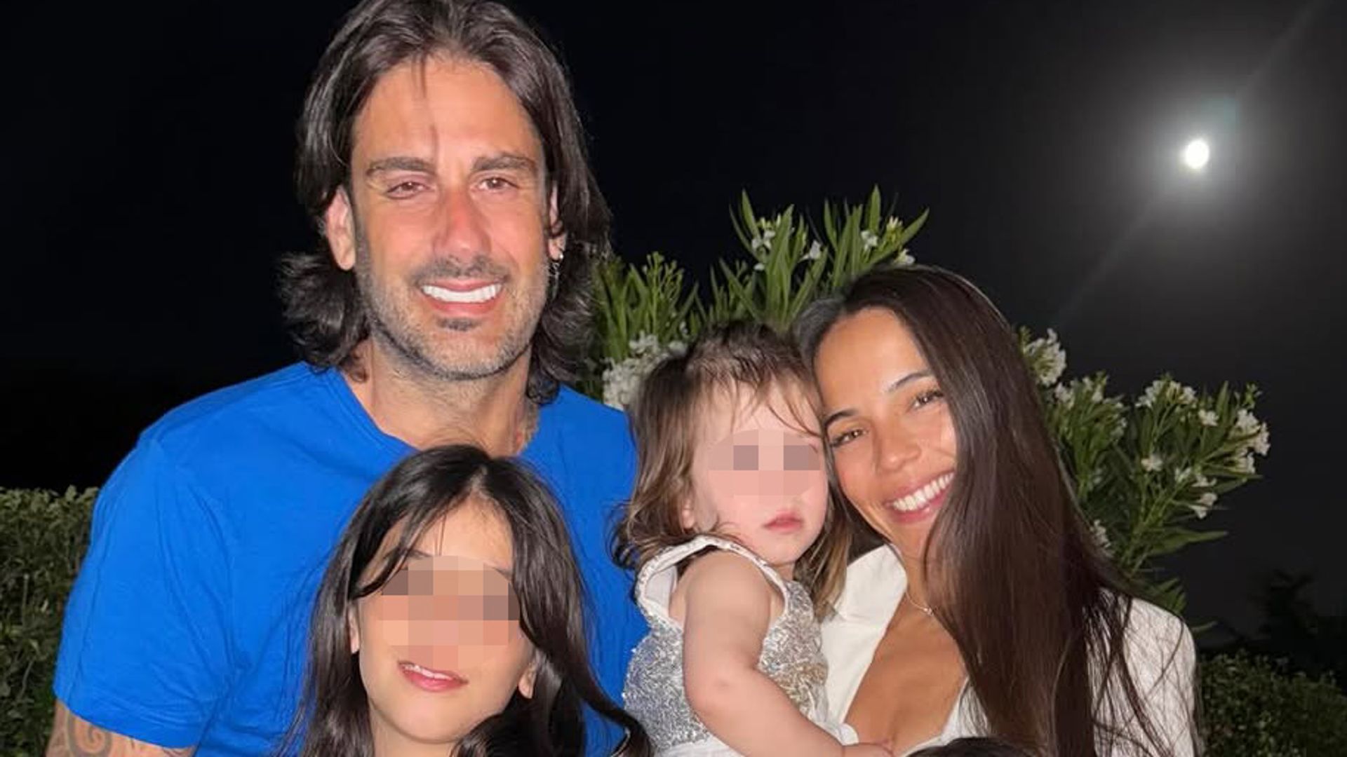 Melendi y Julia Nakamatsu con sus tres hijas