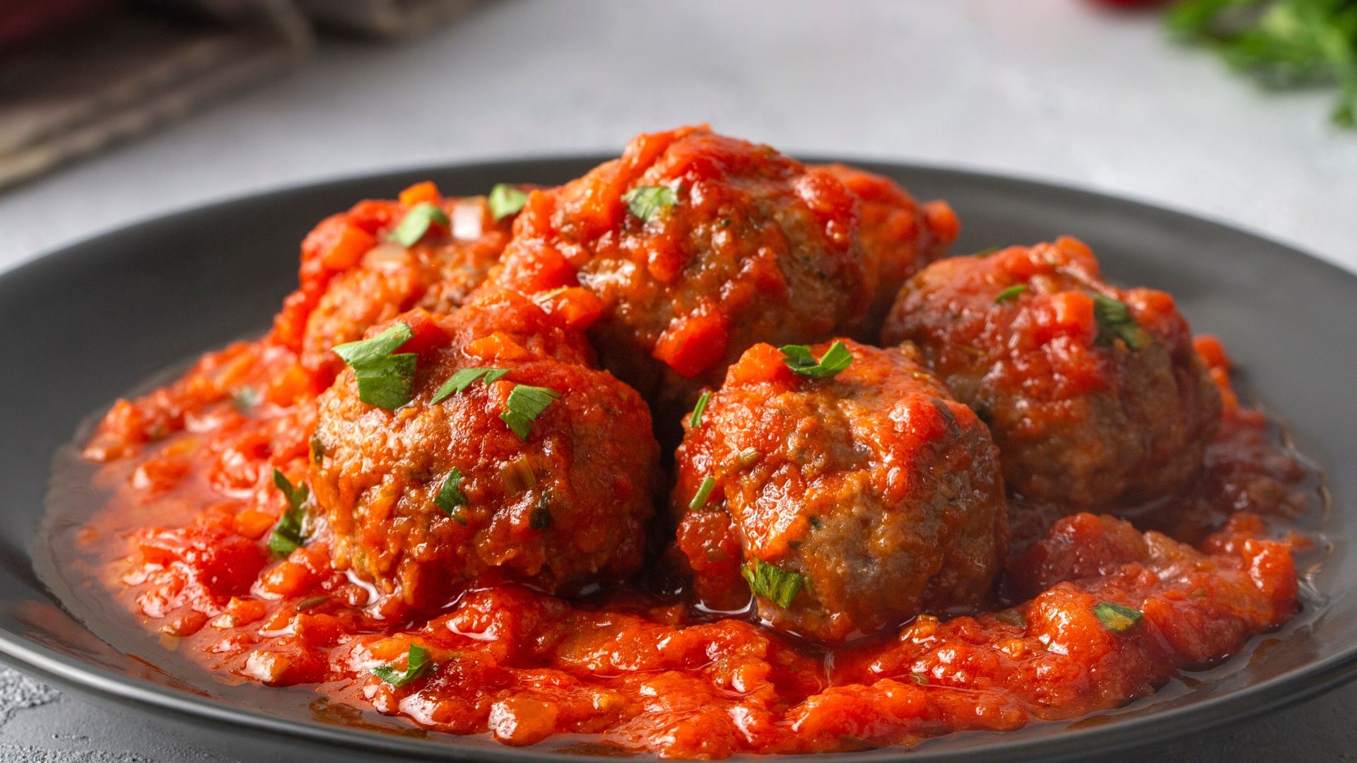Clásicas, de pescado o vegetarianas: tres recetas fáciles y deliciosas para hacer albóndigas caseras