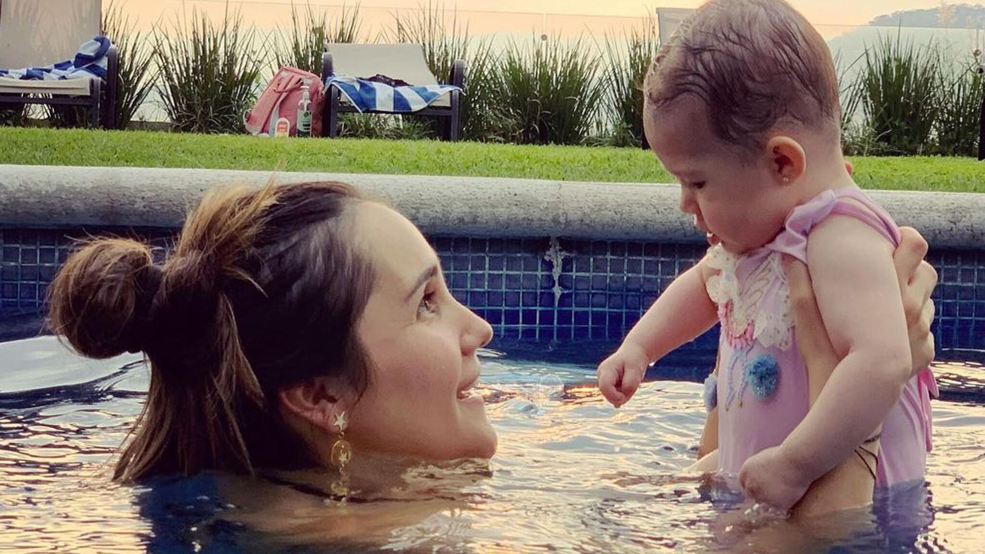 Dulce María disfruta de las primeras vacaciones de su bebé María Paula