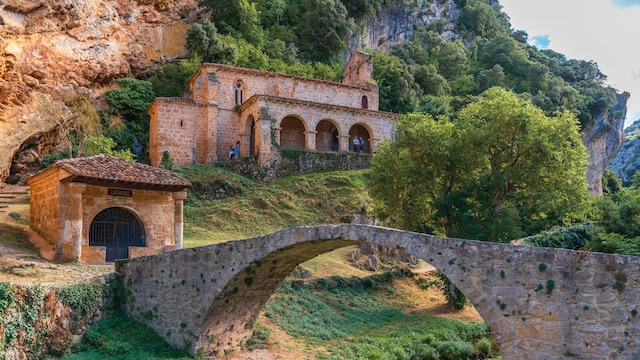 Ermita de Santa María de la Hoz y puente medieval de Tobera