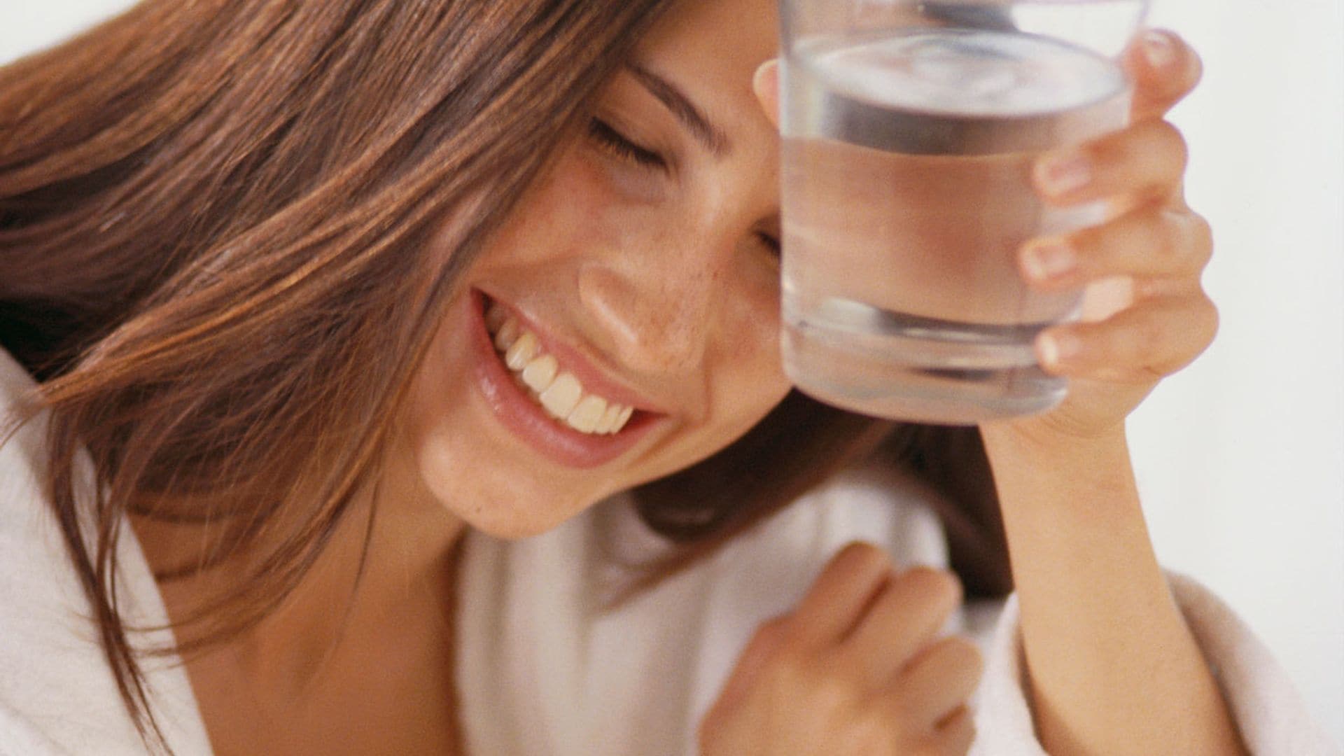 ¿Cuánta agua hay que beber al día para tener un vientre plano según los expertos?
