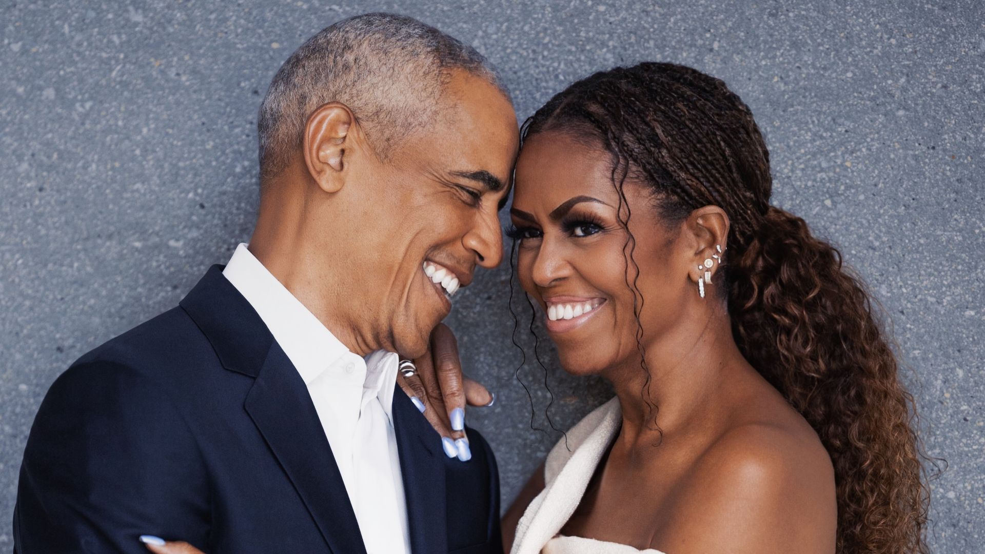 Michelle Obama celebra su 34 aniversario de boda con el vídeo más romántico e inédito de su relación con Barack Obama: "Brindemos por más"
