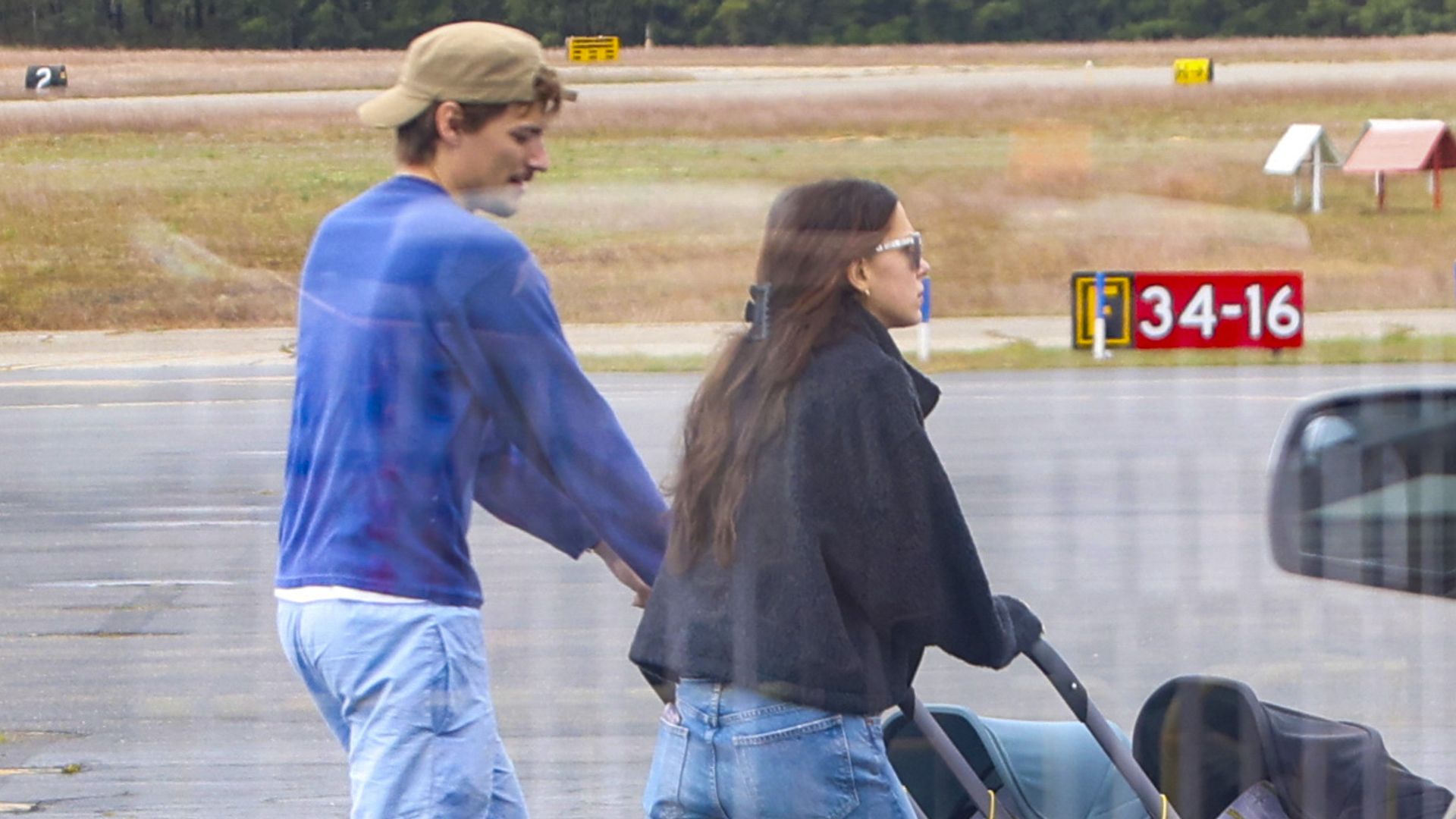 Millie Bobby Brown y Jake Bongiovi fueron captados antes de abordar un jet privado en Los The Hamptons el pasado 12 de octubre.