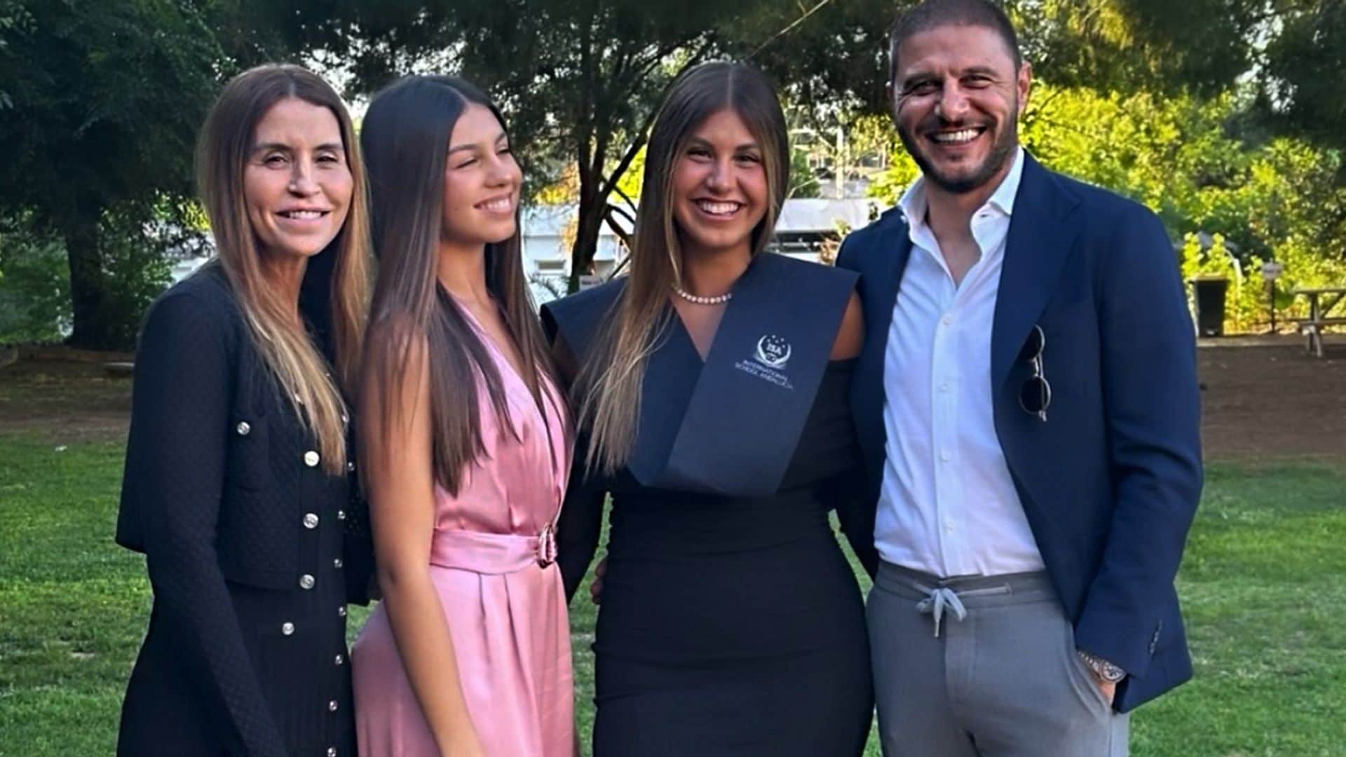 Joaquín Sánchez y su mujer, muy orgullosos en la graduación de su hija mayor Daniela, de 17 años