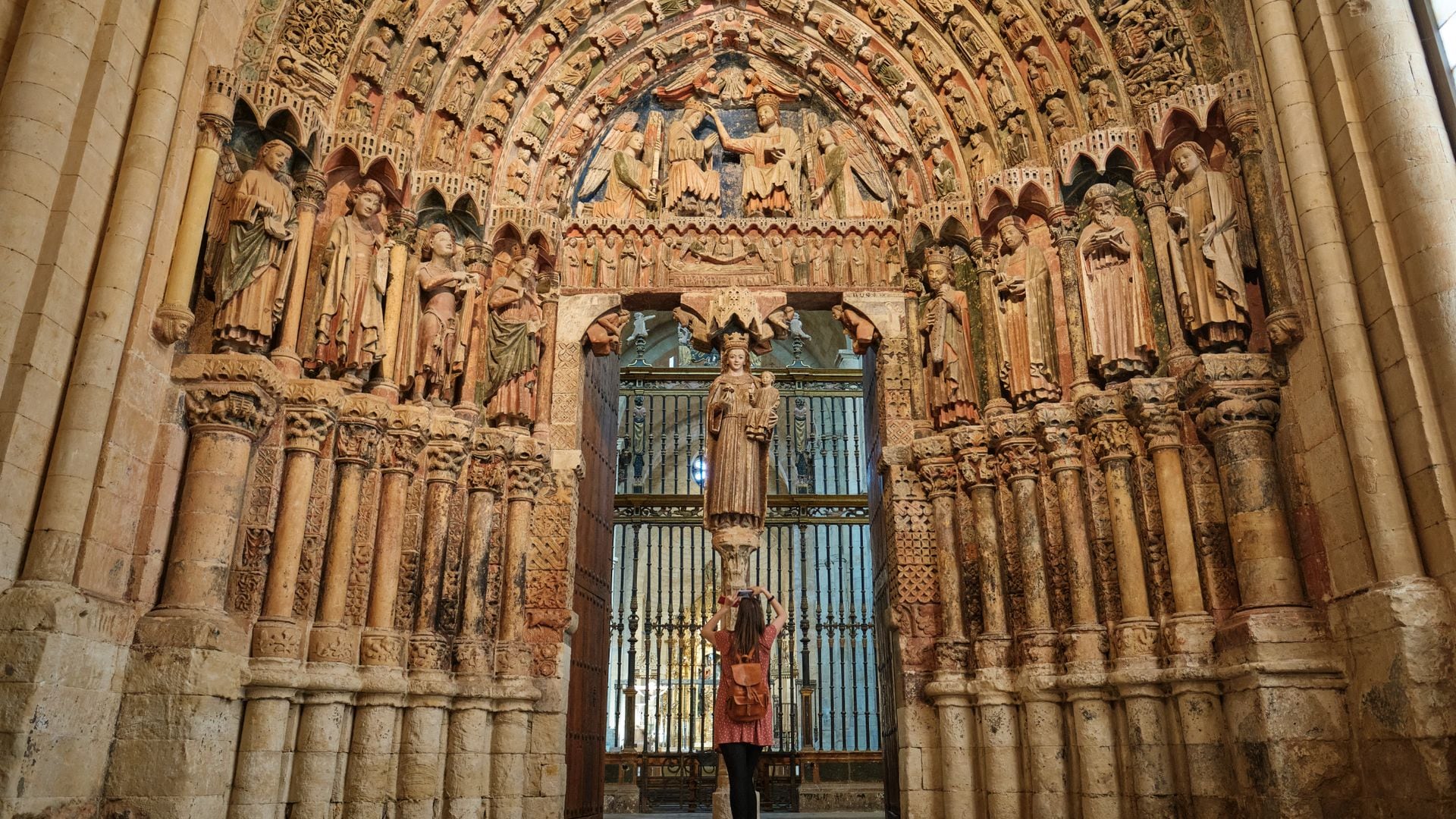 Espectacular pórtico policromado de la Colegiata románica de Toro en Zamora