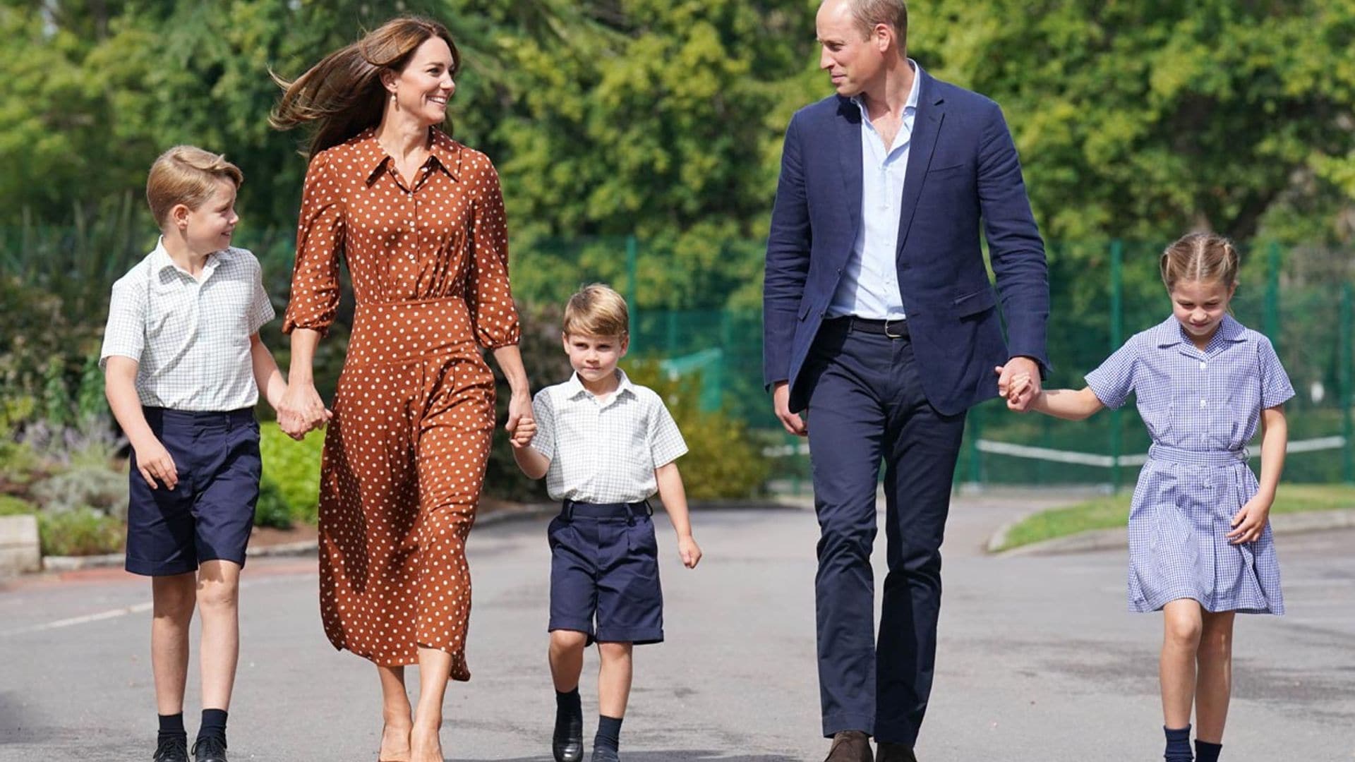 George, Charlotte y Louis de Cambridge, acompañados por sus padres en su primer día en el nuevo colegio