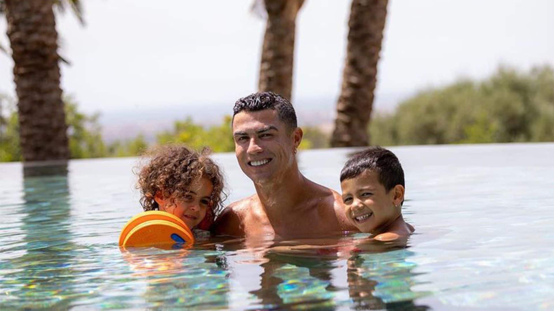 Mateo, el hijo de cinco años de Cristiano Ronaldo, ya luce el pendiente de diamante como su papá