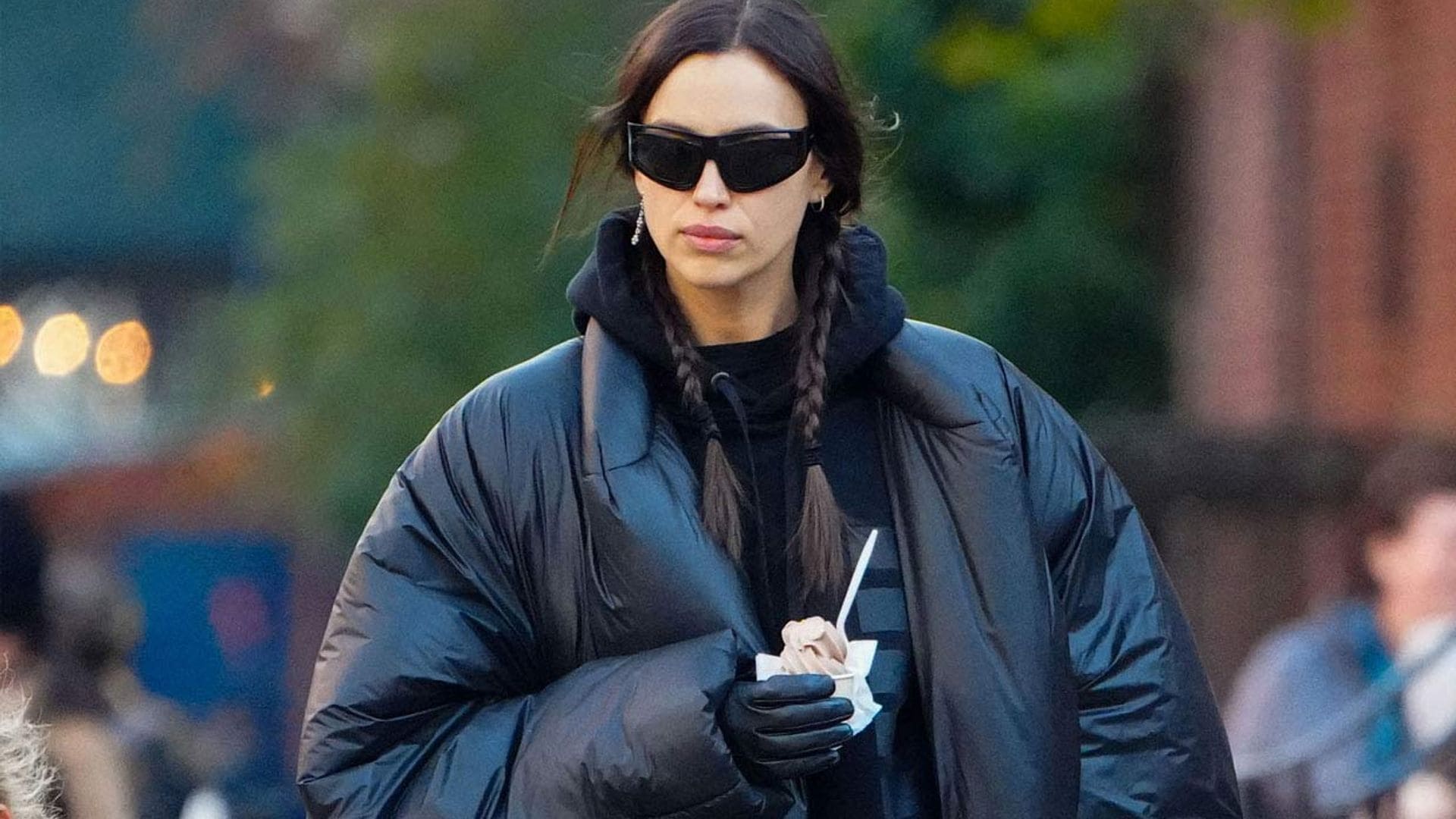 ¿Pantalón de traje con botines deportivos? Irina Shayk se atreve con la combinación más inesperada