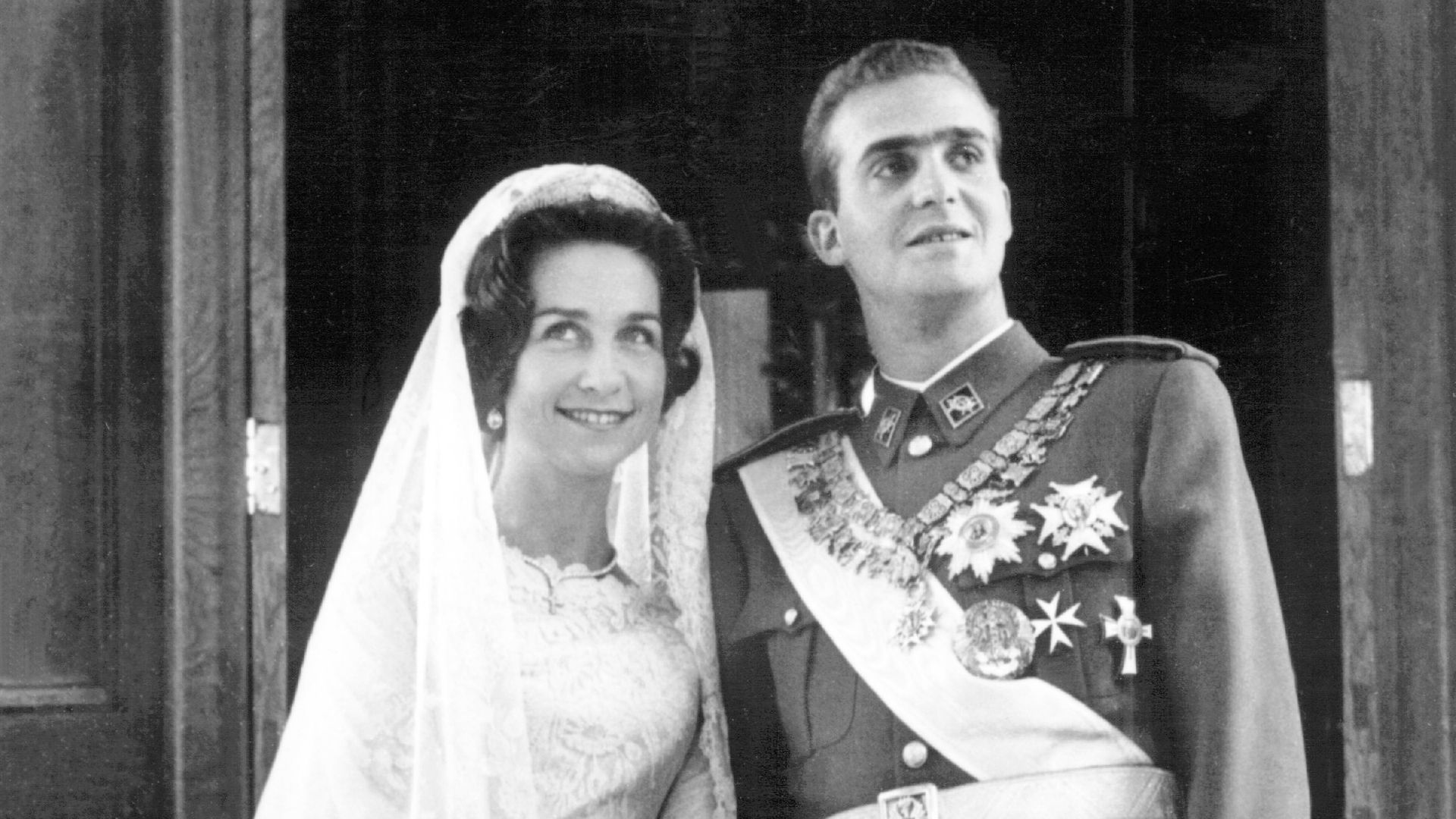 "Un sueño de encaje": el vestido de novia de la reina Sofía y otros looks nupciales inolvidables de las princesas griegas