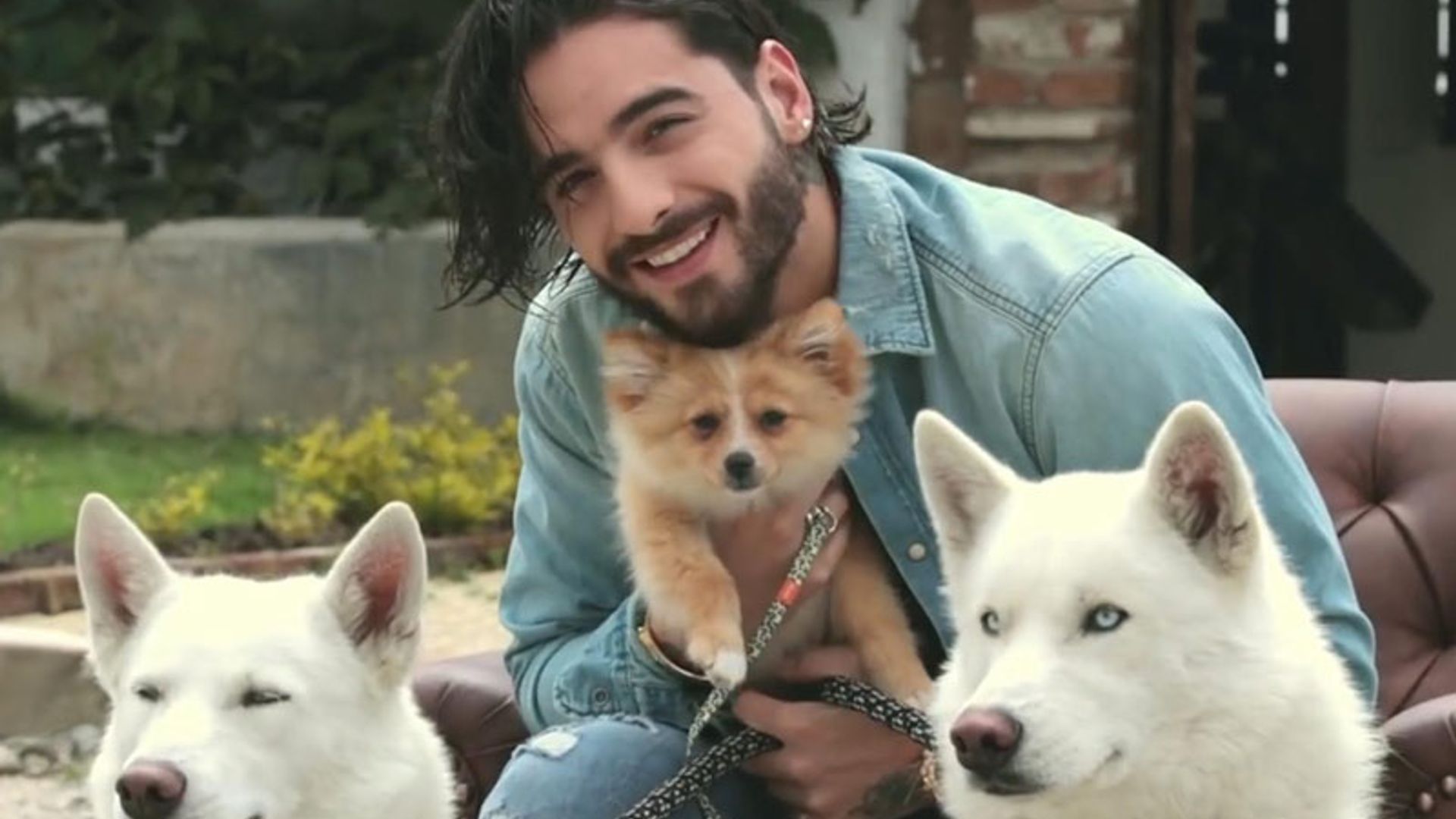Maluma abre las puertas de su refugio y muestra su lado más personal en ¡HOLA!