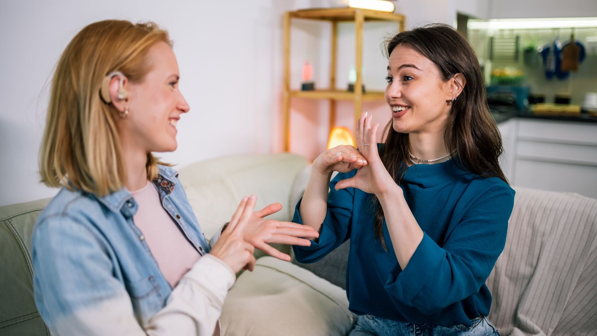 Dos mujeres utilizando el lenguaje de signos