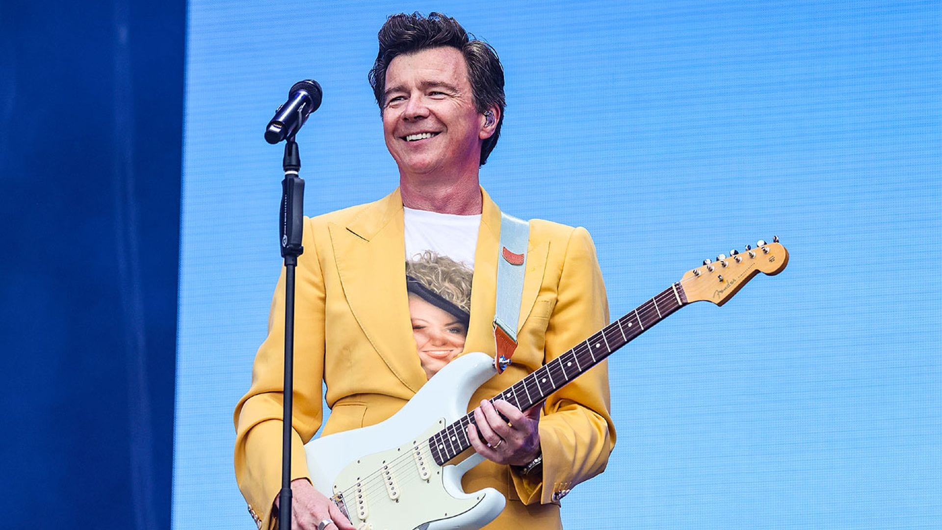 Rick Astley cambia la letra de su éxito 'Never Gonna Give You Up' para concienciar sobre la pérdida de audición