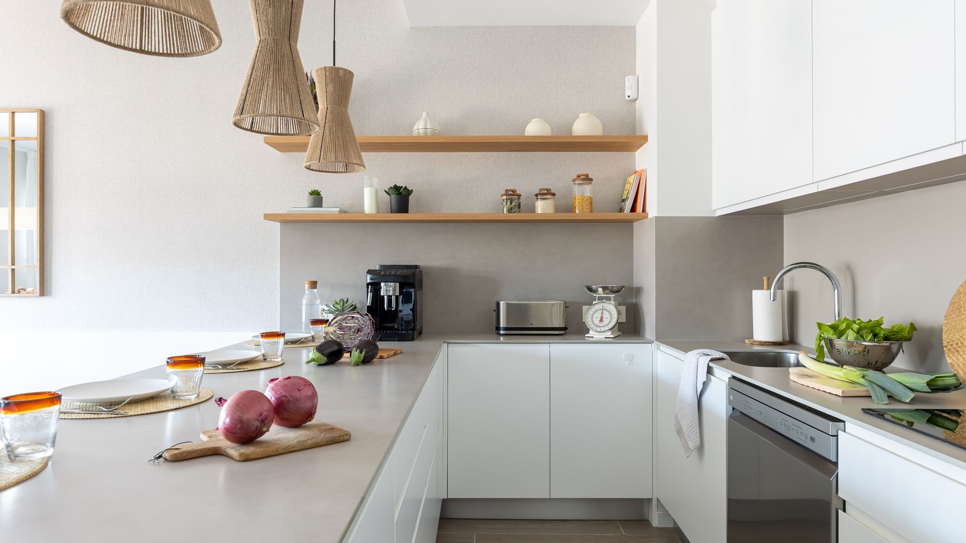 Cocina moderna con estantes. 