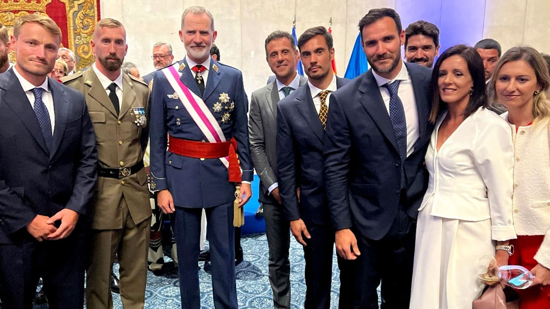El cariñoso encuentro de los reyes Felipe y Letizia con Saúl Craviotto y sus compañeros olímpicos de París 2024