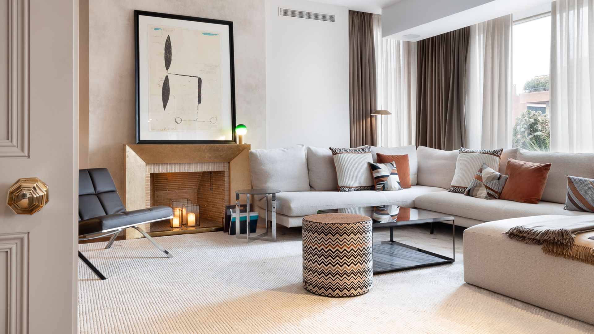 Salón con chimenea y sofá en forma de U