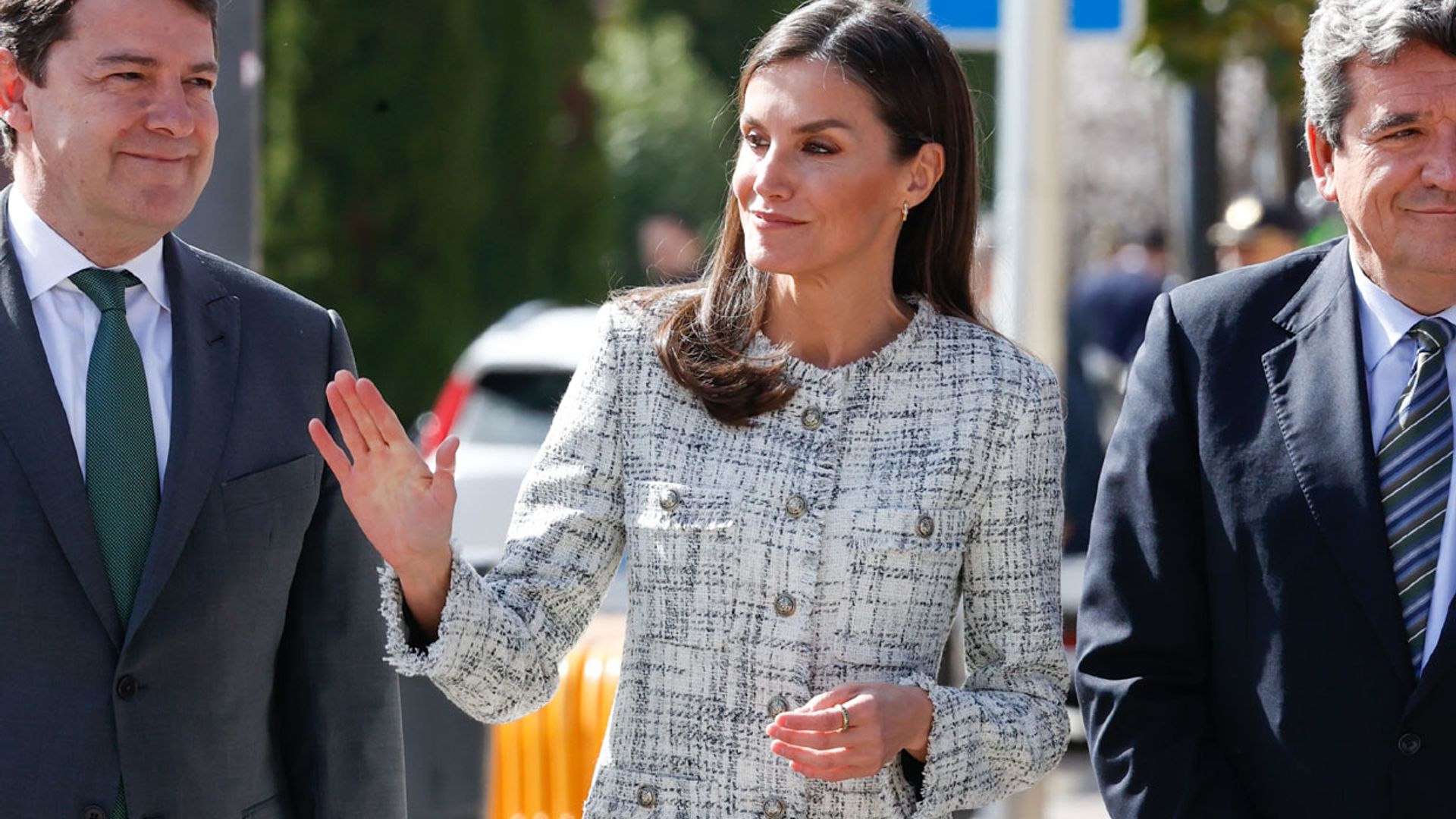 La nueva chaqueta de 'tweed' de Massimo Dutti que la Reina lleva con básicos de trabajo