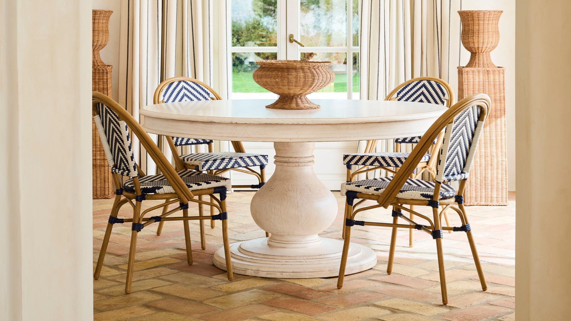 Comedor con mesa redonda de madera y sillas bistró