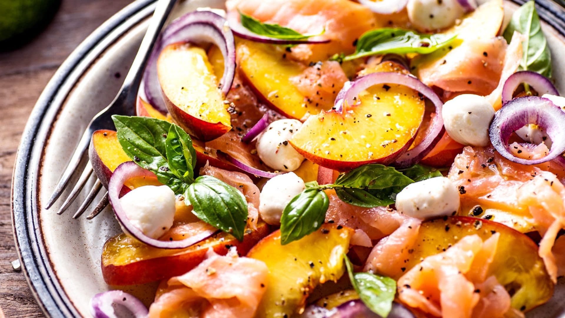 Ensalada de nectarina y salmón ahumado