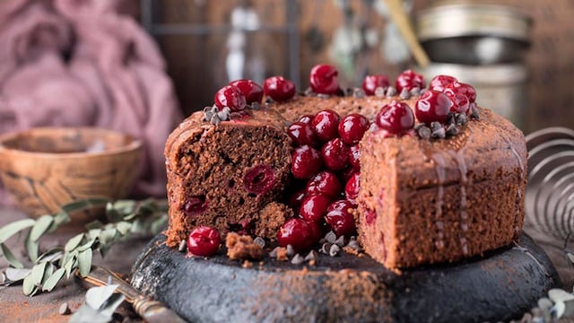 bizcocho de chocolate con cerezas