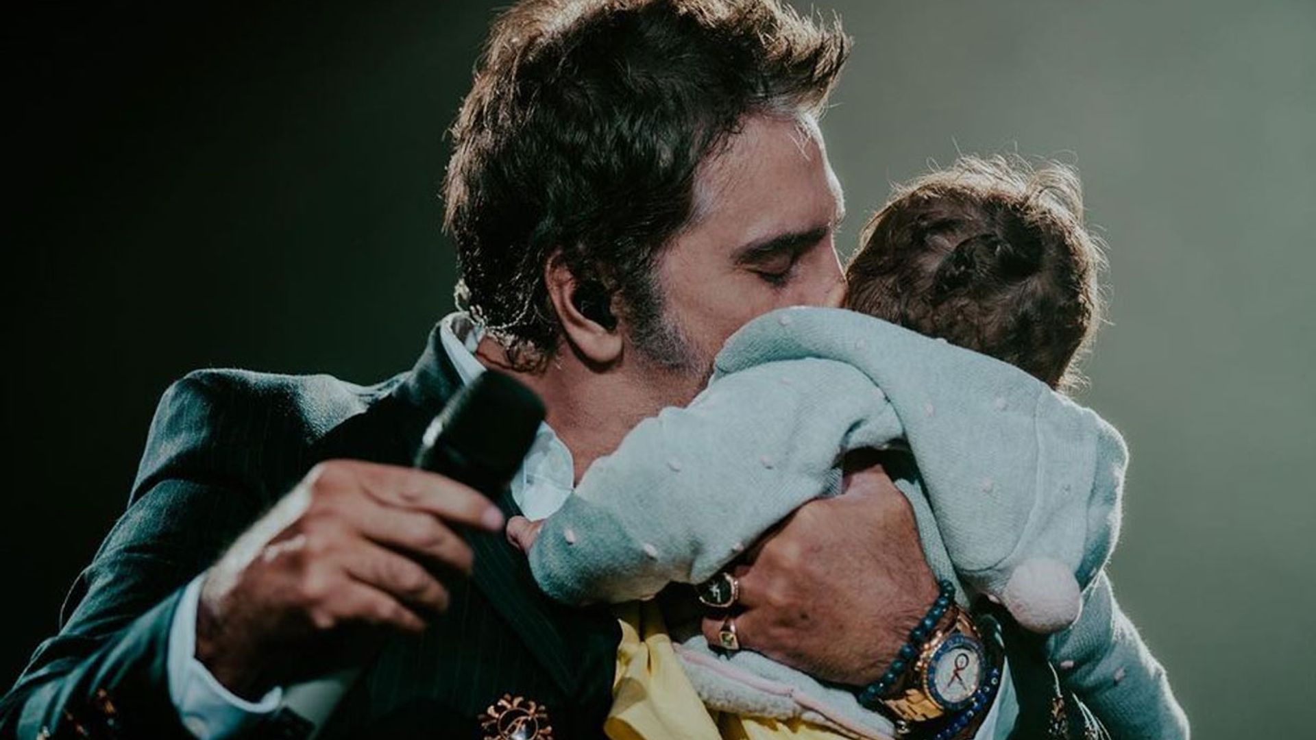 Las imágenes más tiernas de Alejandro Fernández con su nieta en un concierto