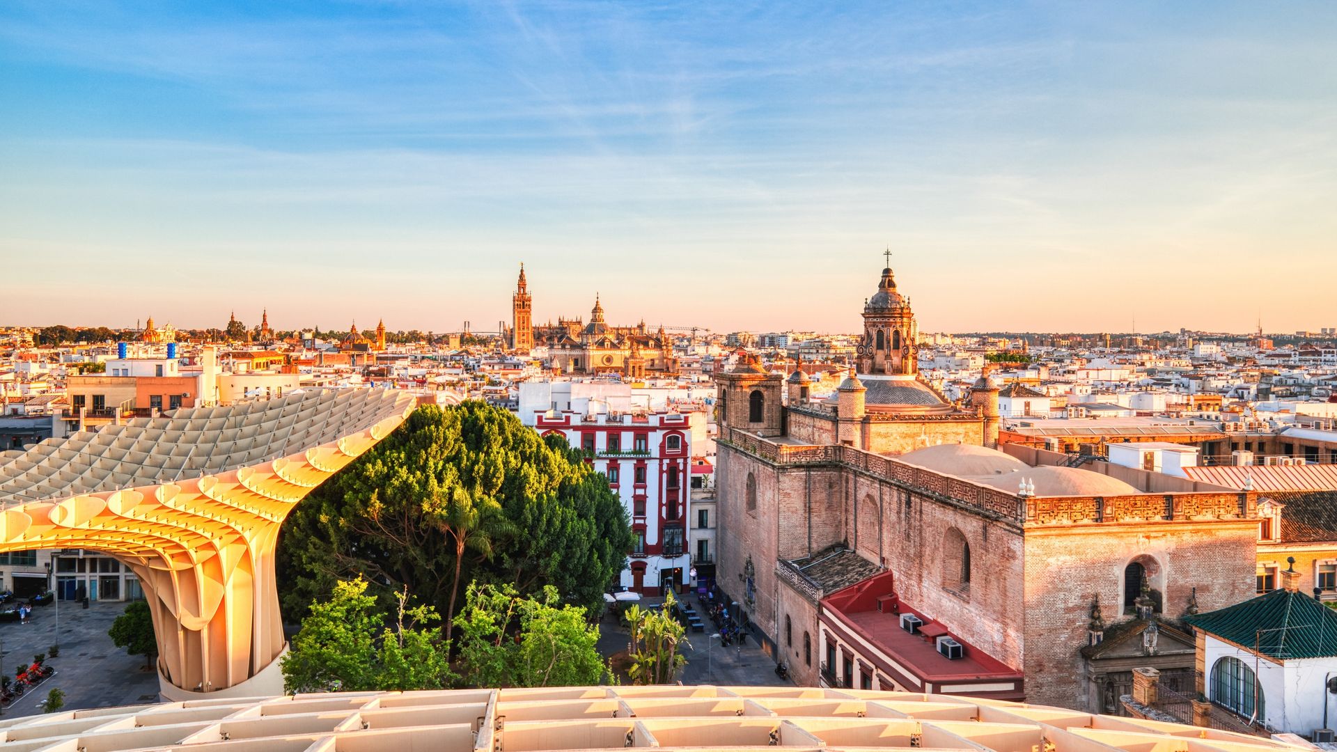 Una imagen aérea de la ciudad de Sevilla, con su ya mítico Metropol Parasol, conocido popularmente como 'Las setas de Sevilla'