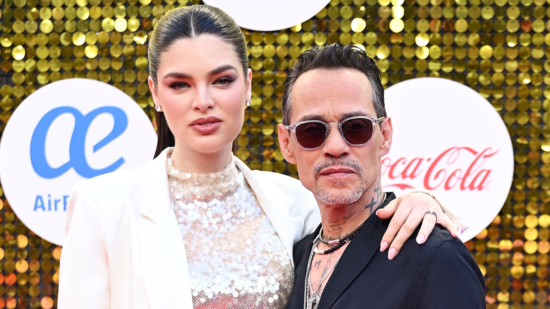Marc Anthony y Nadia Ferreira en la alfombra roja de los Premios Juventud 2026.