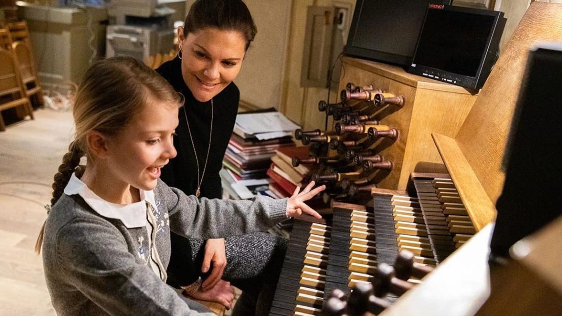 Estelle de Suecia aprende a tocar el órgano en un nuevo capítulo de 'Escuela de Reinas'