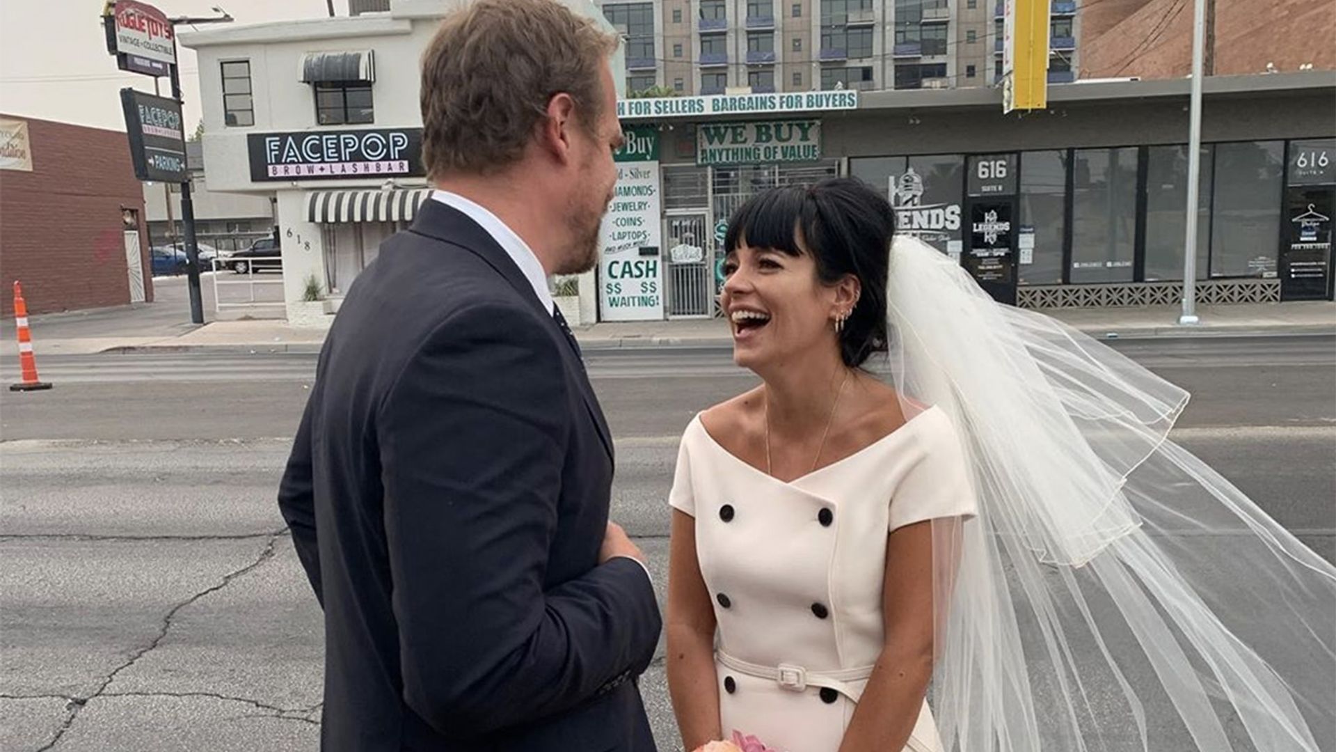 Todo lo que significa el vestido de novia de Lily Allen