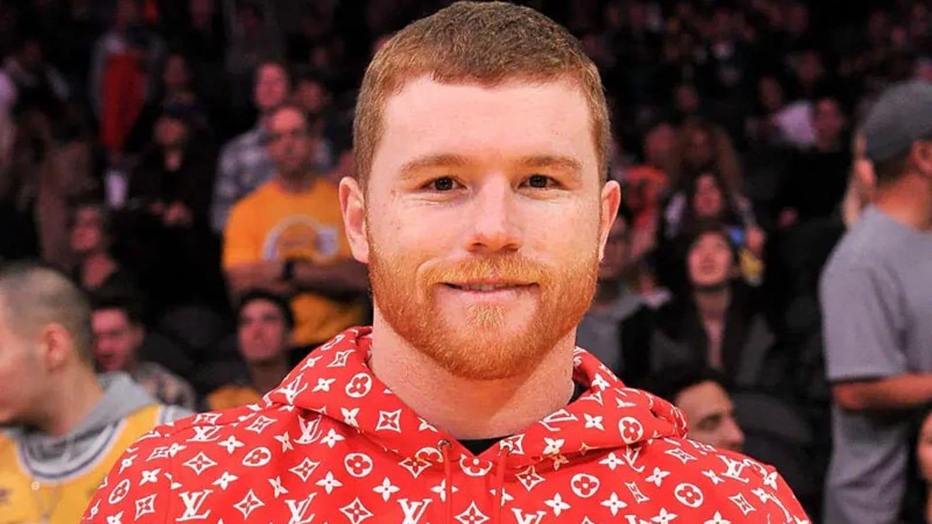 Mientras pasea su amor por París, se da a conocer la generosa donación del Canelo