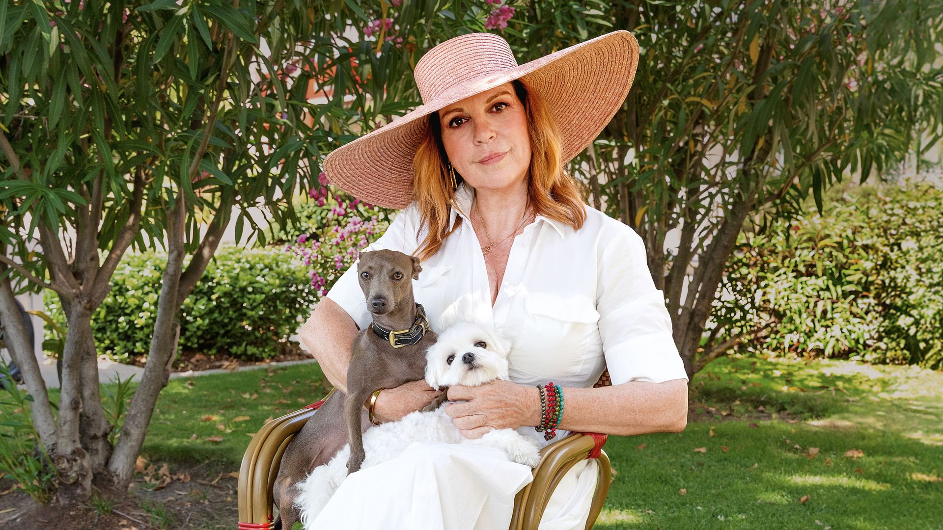 Belinda Washington posa para HOLA con Bambi y Greta