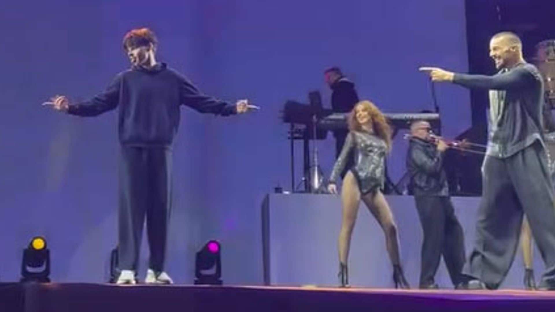 Tino, el hijo de Ricky Martin de 17 años, sube al escenario con su padre e impresiona con sus piruetas