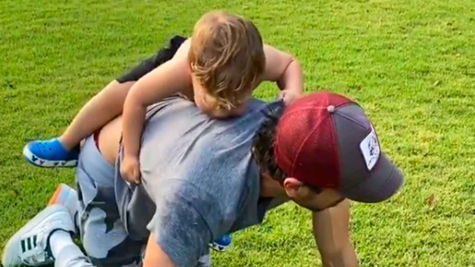 ¡Arre, caballito! Así de bien se lo pasa Enrique Iglesias jugando con sus mellizos