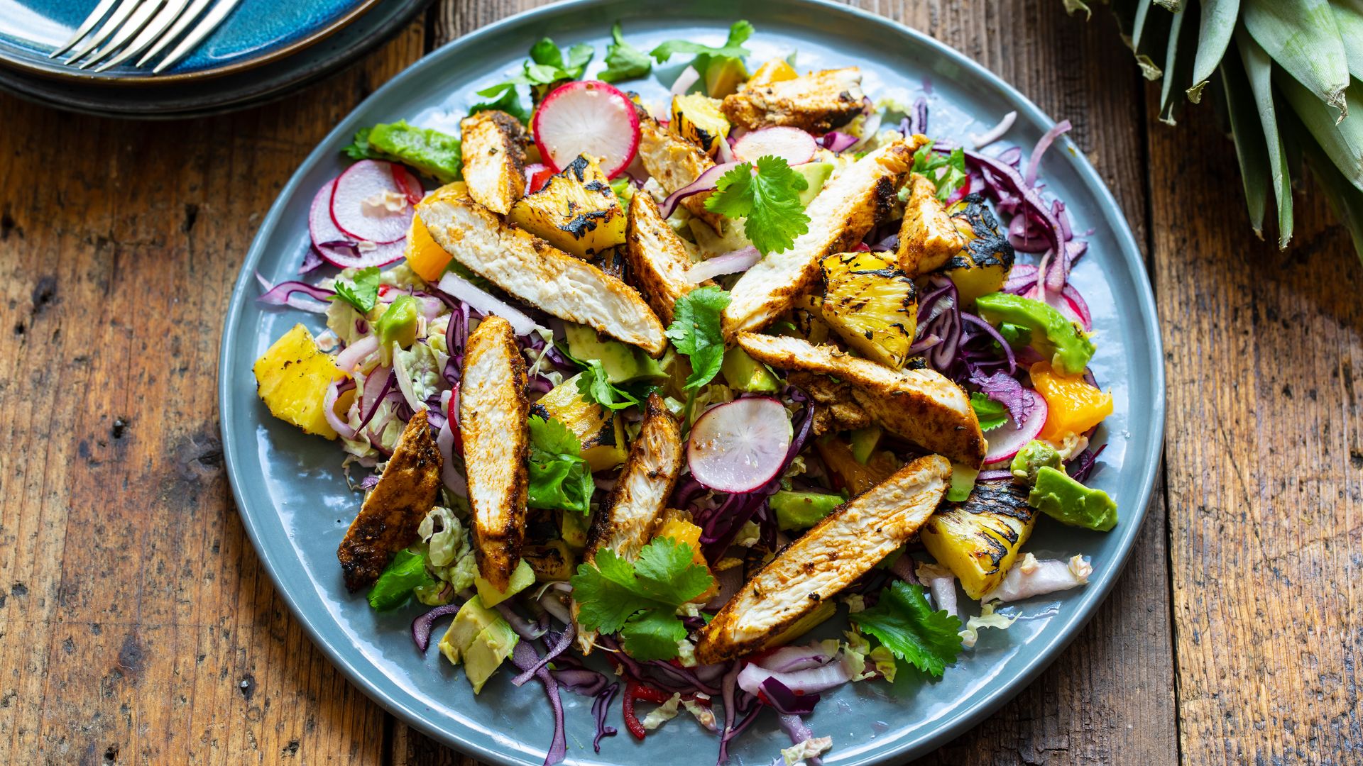 Ensalada de pollo con piña, aguacate y col