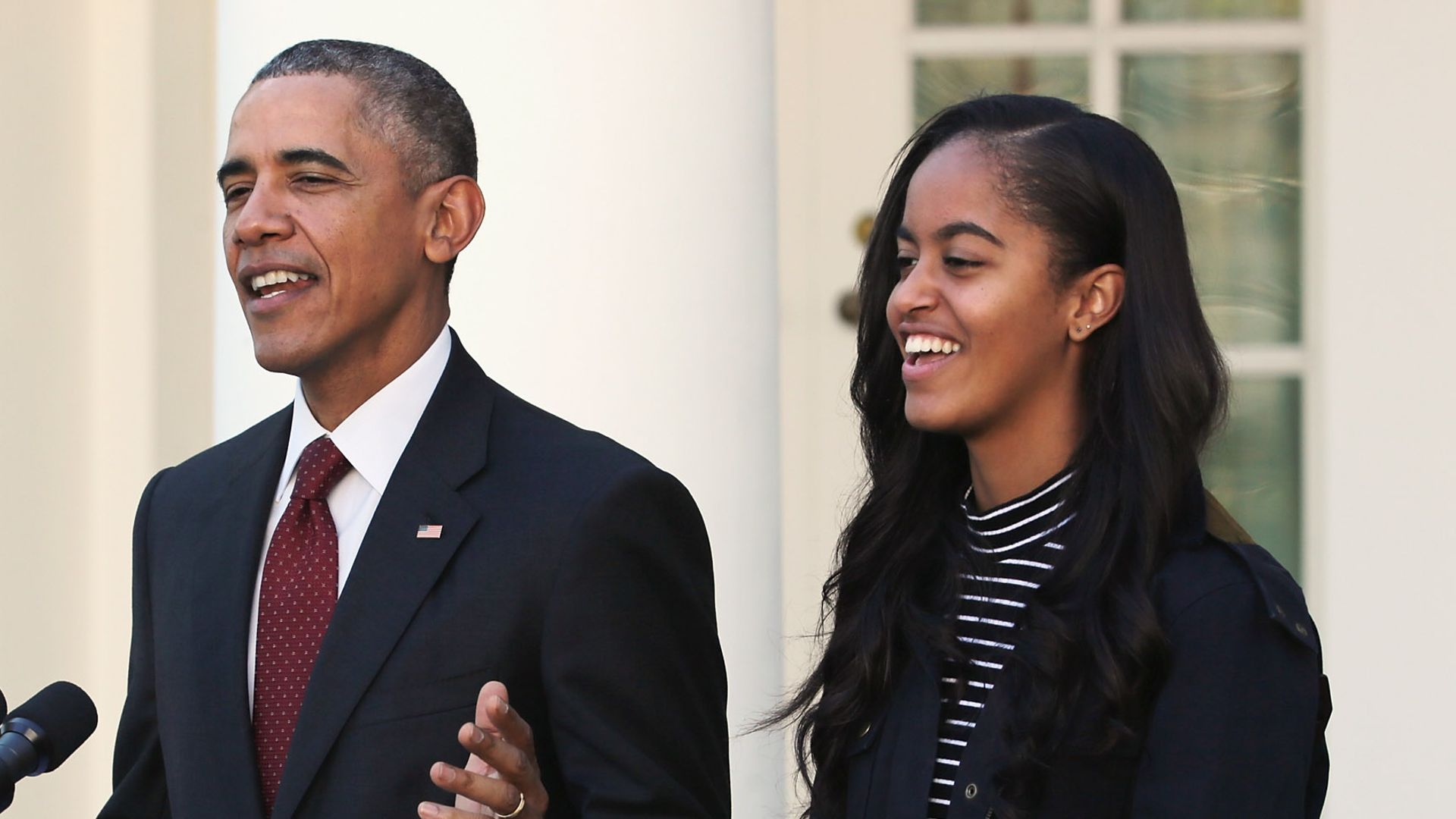 Barack cuando era presidente de los Estados Unidos con sus hijas, Sasha y Malia