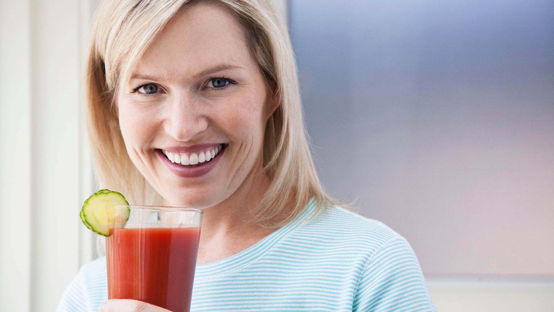 Mujer bebiendo un gazpacho