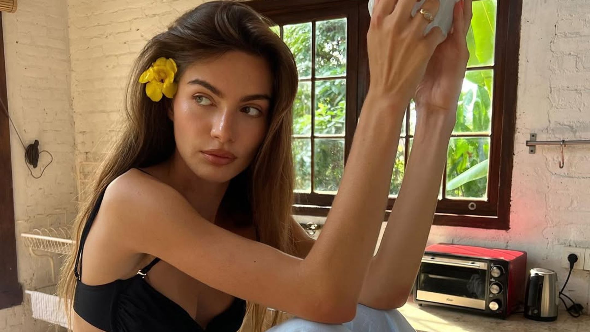 La influencer Mara Lafontan mira con extrañeza tomándose un café