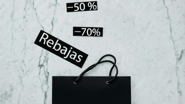 Una bolsa con letreros de descuentos