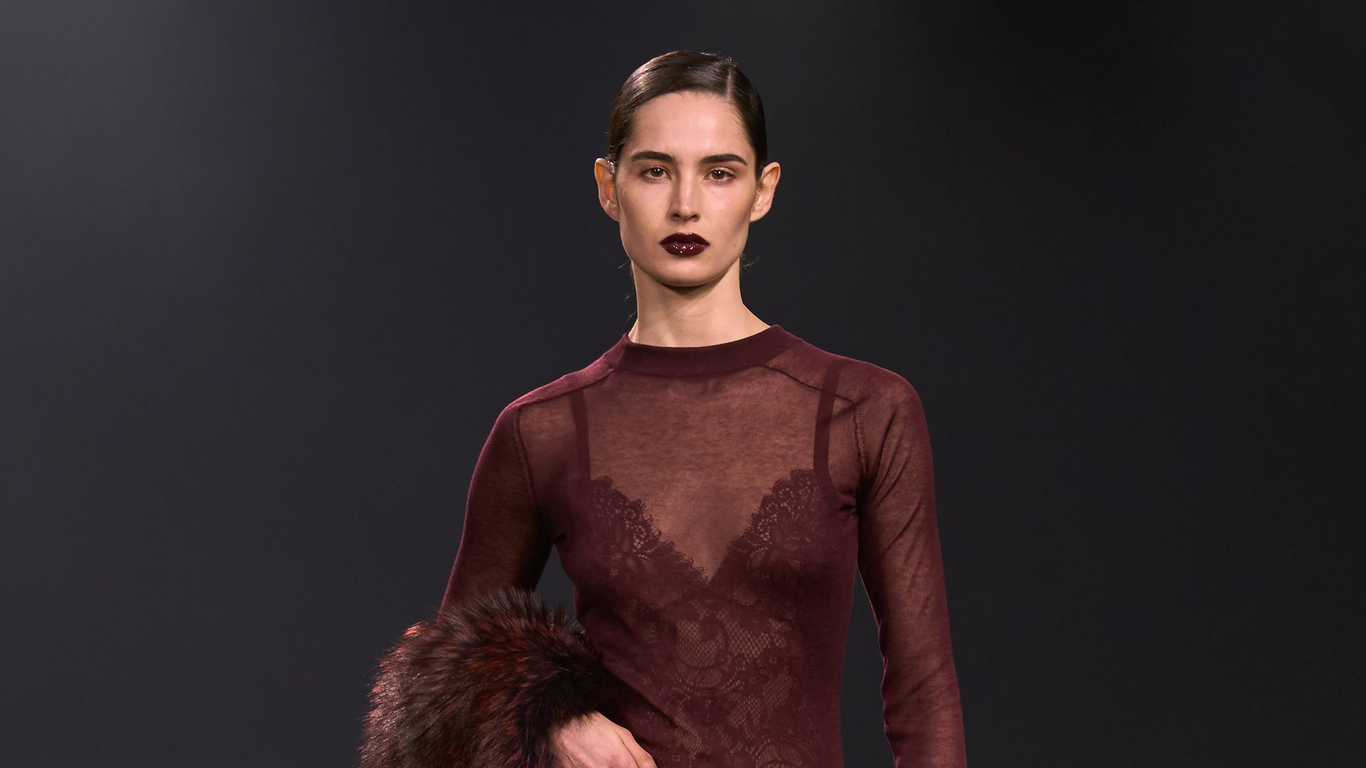La mujer Saab se traslada al Nueva York de los 90: Elie Saab rinde homenaje a la sofisticación urbana de la noche en Manhattan sin perder la esencia romántica de la casa