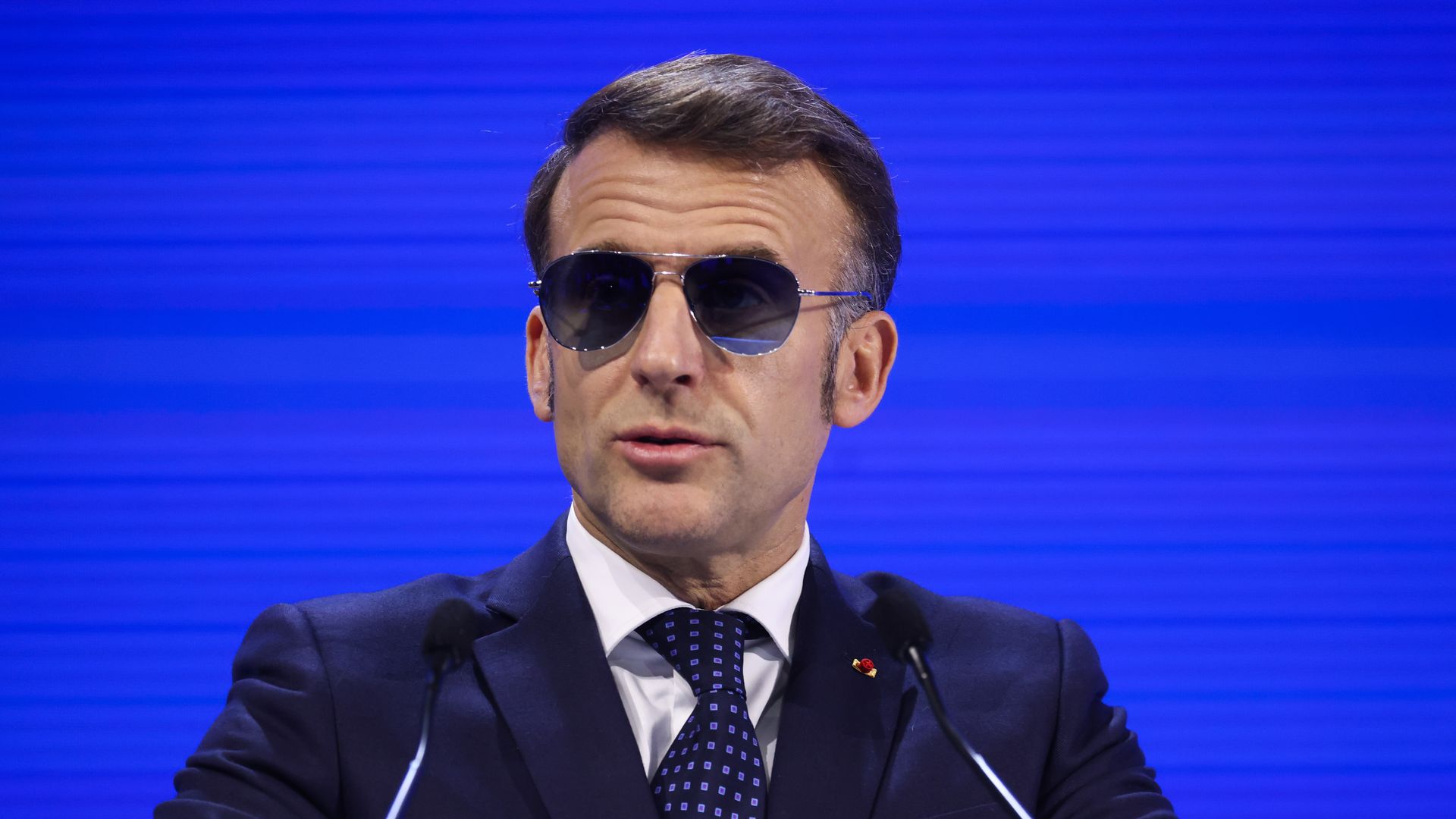 El look de Emmanuel Macron con gafas de sol en pleno discurso en Davos ha dado la vuelta al mundo