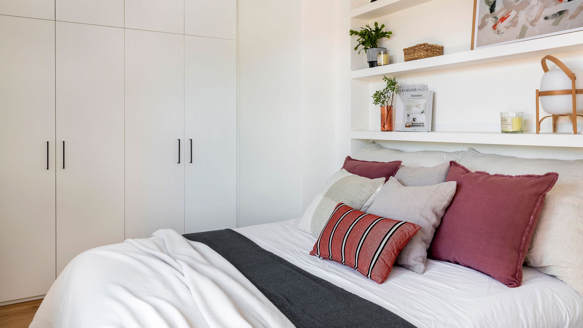 Dormitorio pequeño con hornacina en la pared