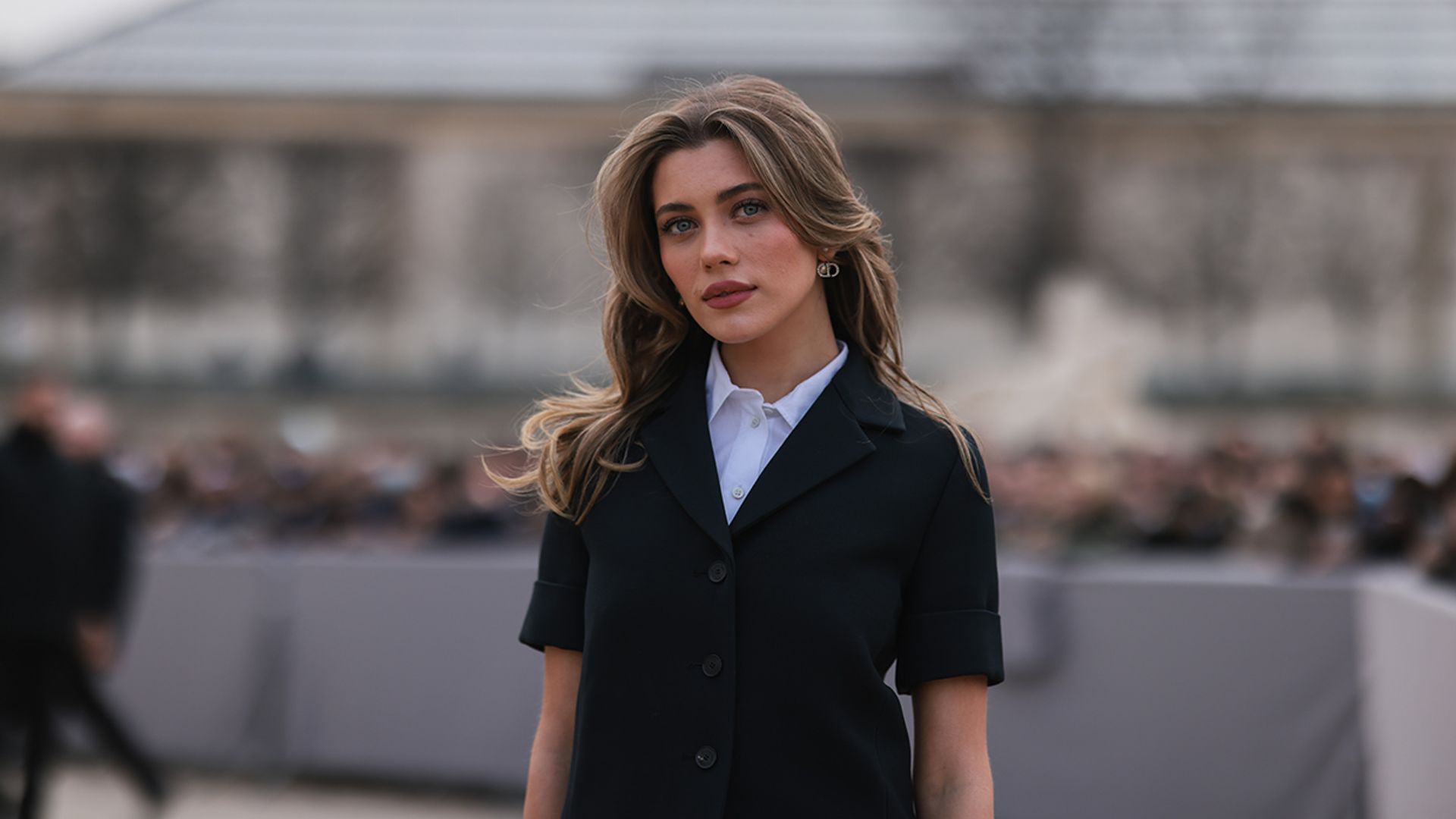Del colegio a la calle, los uniformes escolares conquistan a las chicas de moda
