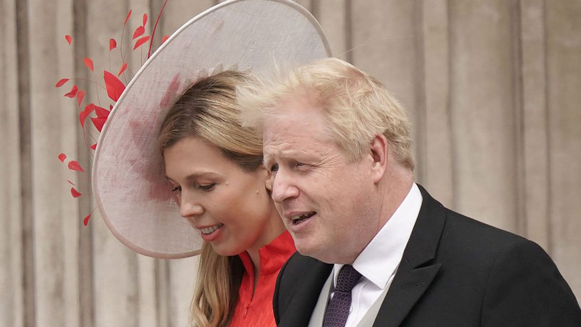 La emoción de la mujer de Boris Johnson, con su hija en brazos, durante el discurso de despedida de su marido