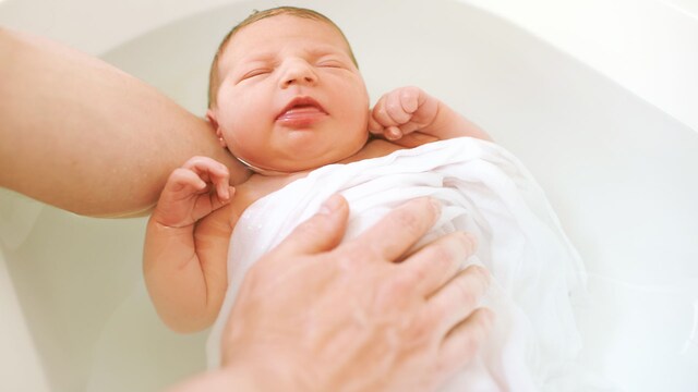 Bebé en su primer baño en el hospital