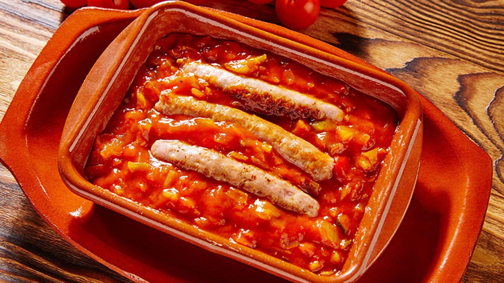 Salchichas al vino con pisto