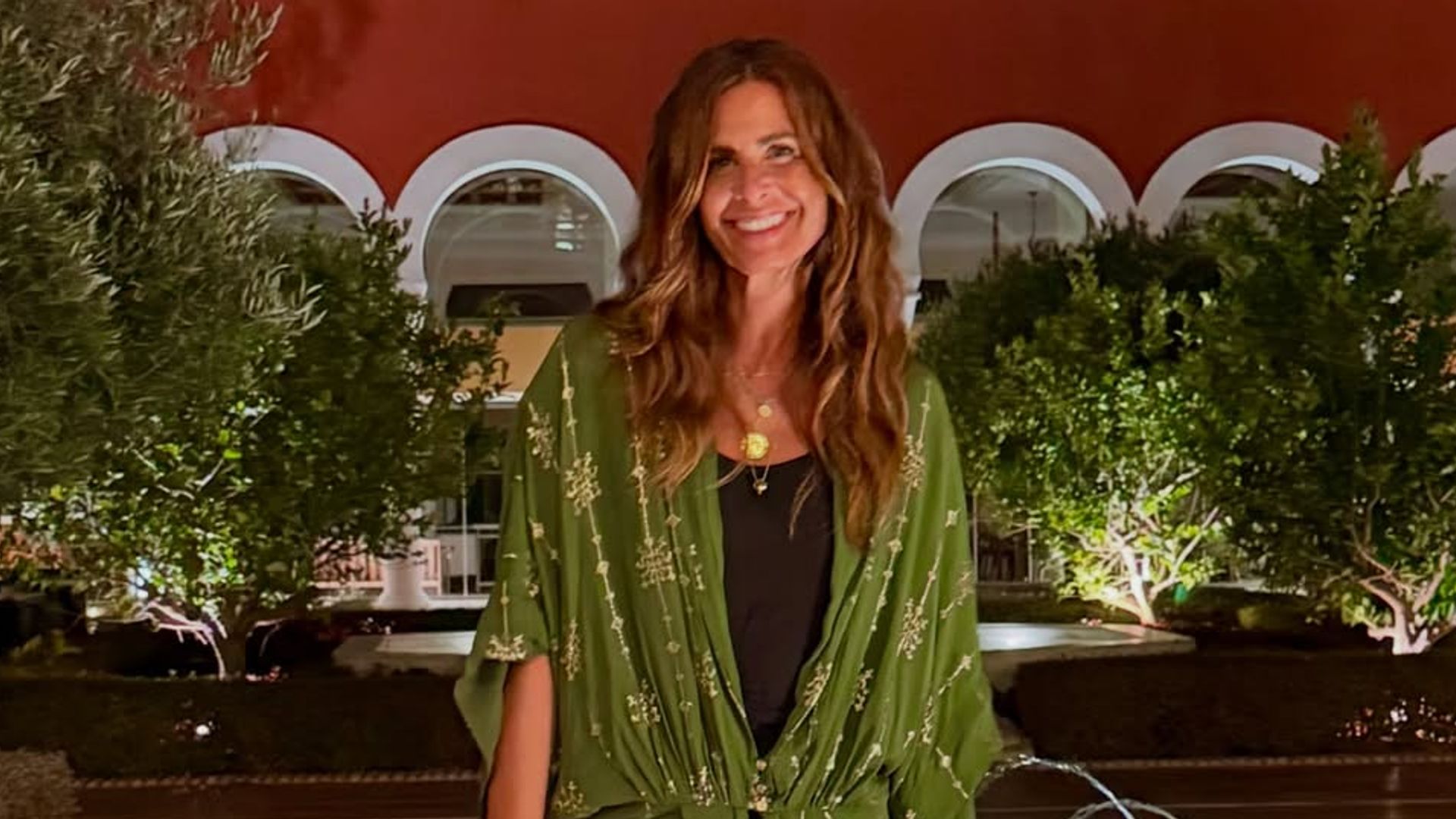 Nuria Roca convierte sus vacaciones en Cádiz en una pasarela de verano: 7 looks que lo tienen todo, de la rafia al vestido de lunares