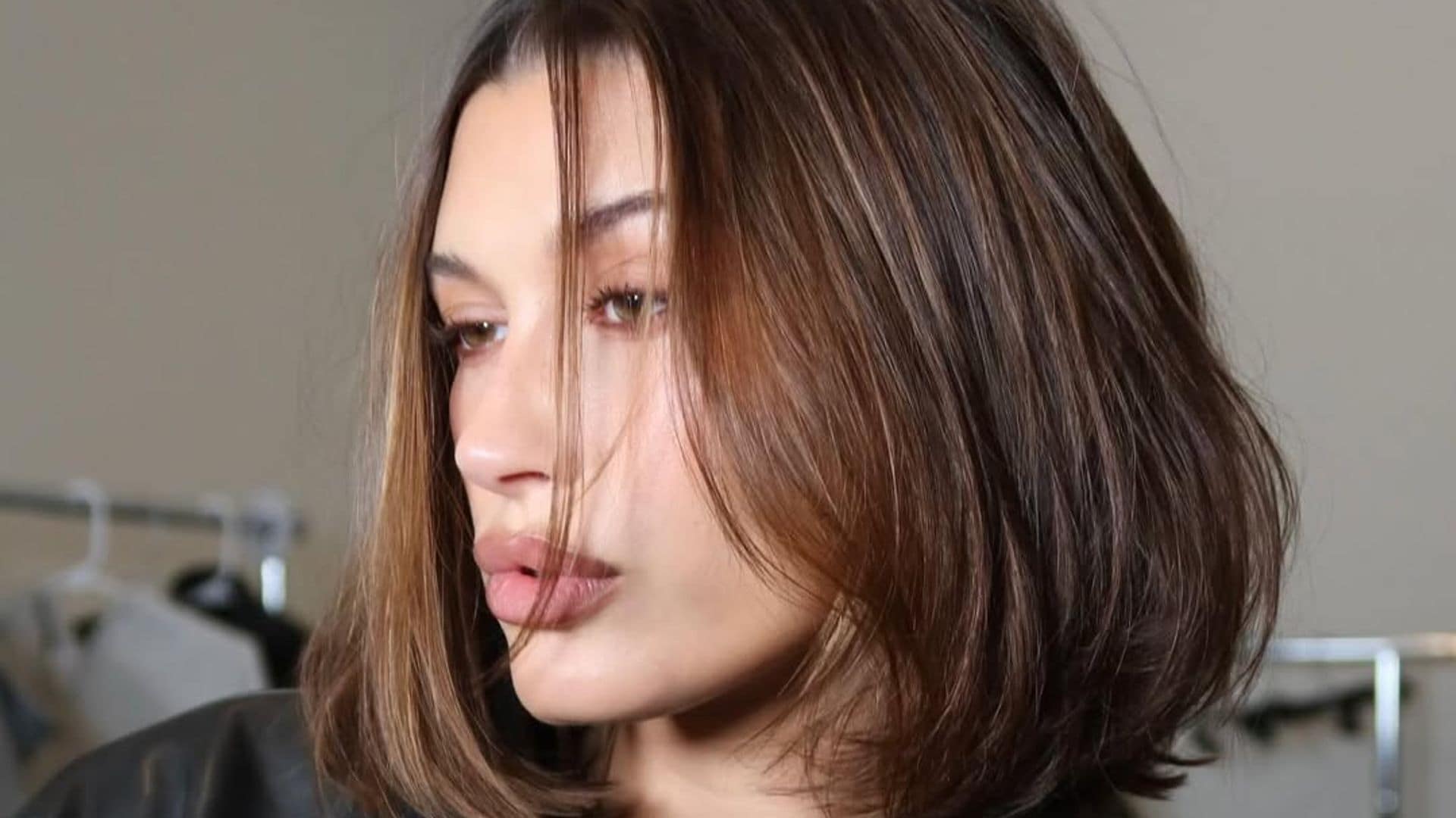 Hailey Bieber podando con un corte bob medi-largo