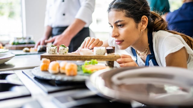 Mujer preparando sushi