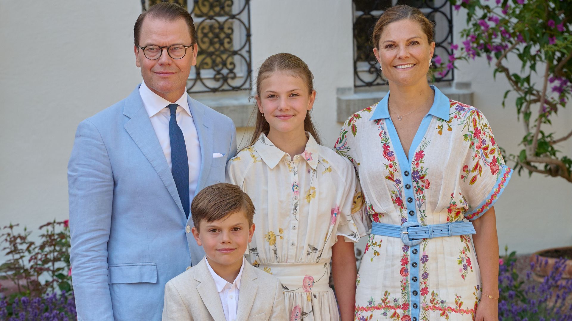 Victoria de Suecia y su hija Estelle, coordinadas con vestidos camiseros de flores