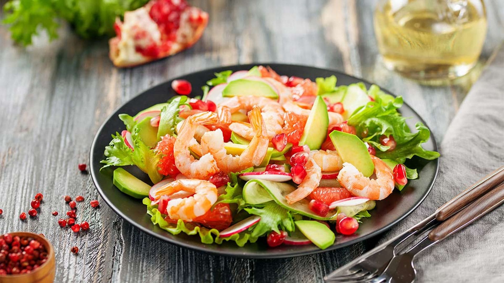 Ensalada de langostinos, aguacate y pomelo