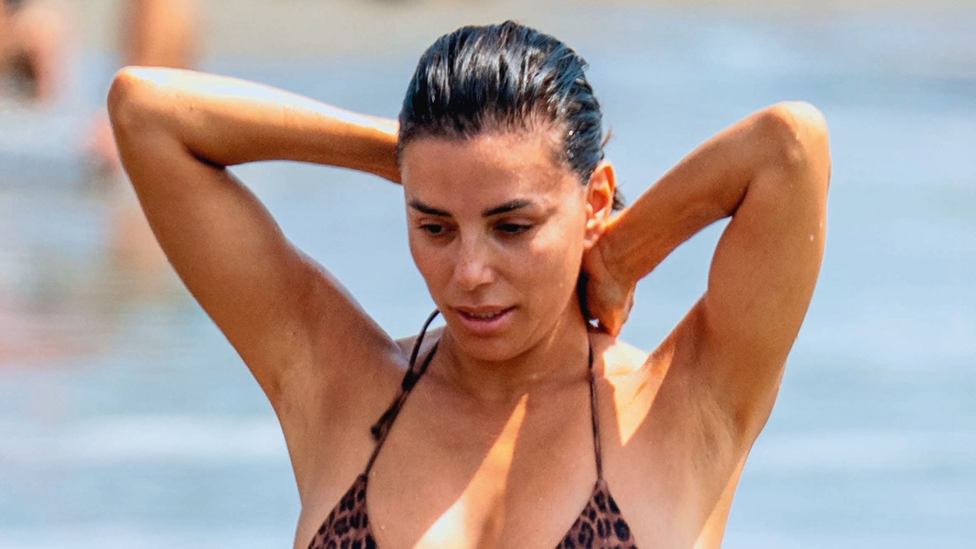 Eva Longoria luce cuerpo 'fit', a sus 51 años, con un biquini de estampado de leopardo